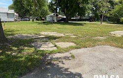 1402 N KICKAPOO Street, Lincoln, IL 62656