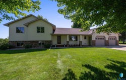 26680 Dayspring Cir, Hartford, SD 57033