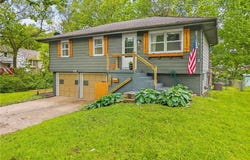825 SW PLEASANT Drive, Lee's Summit, MO 64081