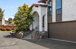 24 Crest Cir, Yakima, WA 98908