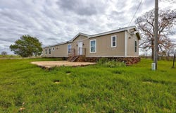 599 Rocky Ridge LN, Luling, TX 78648