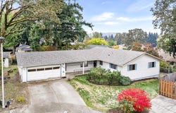 635 COLLINS CREST St, Gladstone, OR 97027