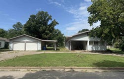 813 N School, Eureka, KS 67045