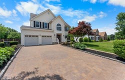 17 Rolling Hills Dr, Franklin Twp., NJ 08873-5330
