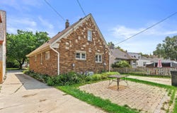 2337 S 81st St, West Allis, WI 53219