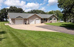 4 S Fox Lake Drive E, Manyaska Twp, MN 56171
