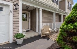 37 Governor Circle, Albany, NY 12208