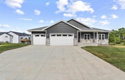2416 Kestrel Dr SE, IA 52403
