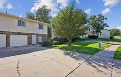 1409 Eastview Dr, Coralville, IA 52241