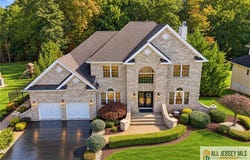 10 Treetops Drive, Monroe, NJ 08831