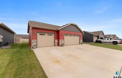 218 Creekside Ave, Harrisburg, SD 57032-2495
