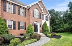 8 Arcadia Lane, Salem, NH 03079