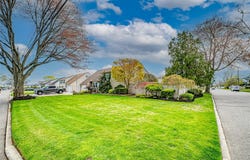 958 N Queens Avenue, Lindenhurst, NY 11757