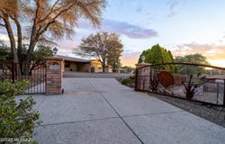 325 W Oak Hills Drive, Oracle, AZ 85623