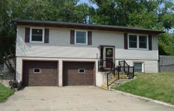 20 E Zeller St, IA 52317