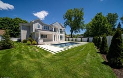 92 Oliver Rd, Paramus Boro, NJ 07652-3729