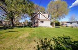 258 N 1st Ave, Forsyth, MT 59327