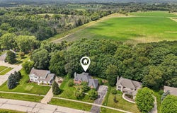 452 River Bluff Cir, Oconomowoc, WI 53066