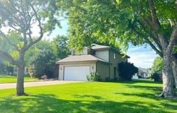 602 Dockside Cv, Hastings, NE 68901