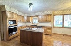 901 Loch Lommond Dr, Hutchinson, KS 67502