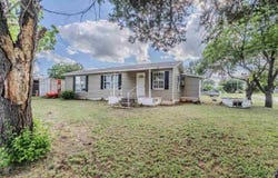 915 N HENRIETTA STREET, Henrietta, TX 76365