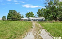 526 N RAILROAD Avenue, Blue Mound, IL 62513
