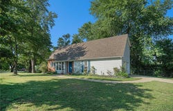 212 S MONTCLAIRE Drive, Olathe, KS 66061