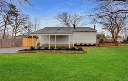 21 Chimney Lane, Bay Shore, NY 11706