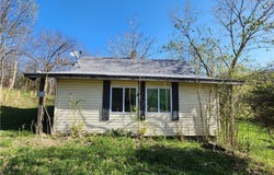 421 Versailles Street E, Versailles, MO 65084