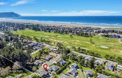 704 10TH St, Gearhart, OR 97138