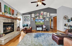 1643 Cardinal Dr, Hartford, WI 53027