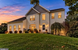 930 HILLCREST Drive, KINZERS, PA 17535