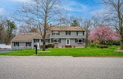 39 Dwelley Ave, Hanover, MA 02339