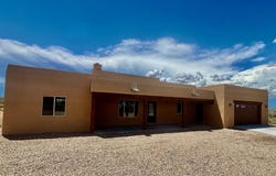 12 Vista Linda Rd, Ranchos de Taos, NM 87557