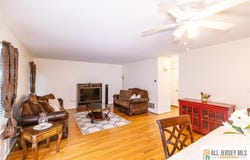 17 Heritage Court, Ewing, NJ 08628