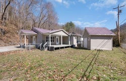 44 Pirate Dr, Neon, KY 41840