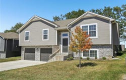 910 NW Hilltop Lane, Grain Valley, MO 64029