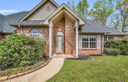 120 Acorn Dr, Columbus, MS 39705