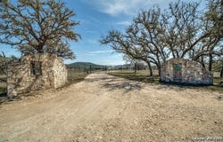 5430 CR-111, Utopia, TX 78884