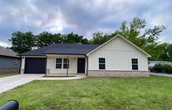 127 N 2nd St, Chouteau, OK 74337