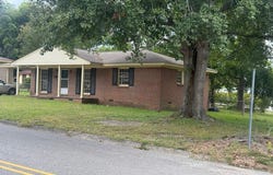 512 Holly Dr, Eufaula, AL 36027