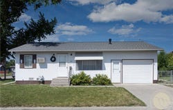 204 N Lewis Avenue, Hardin, MT 59034