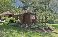 19 Hawthorne Rd, Stockbridge, MA 01262