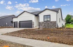 2311 N 8th Avenue E, Newton, IA 50208