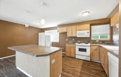 2050 3RD St, ColumbiaCity, OR 97018