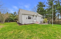 9 Burt St, Acushnet, MA 02743