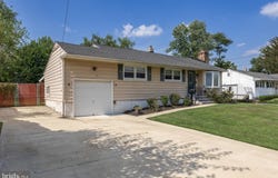 215 N GARDEN BOULEVARD, BEVERLY, NJ 08010