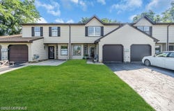21 Seabreeze Square, Freehold, NJ 07728