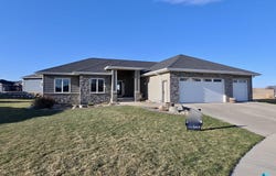 2824 E Sunflower Cir, Brandon, SD 57005