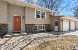200 Perry Ln, Harrisburg, SD 57032